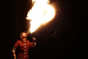 Loran, magicien, illusionniste reconnu à l’international, cracheur de feu